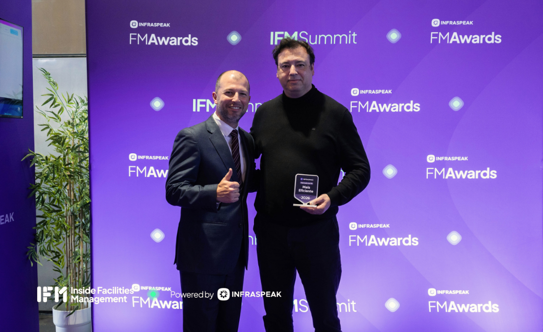 DouroAzul representatives at the Infraspeak Awards (FM Awards/IFM Summit) holding the trophy in front of the event backdrop.